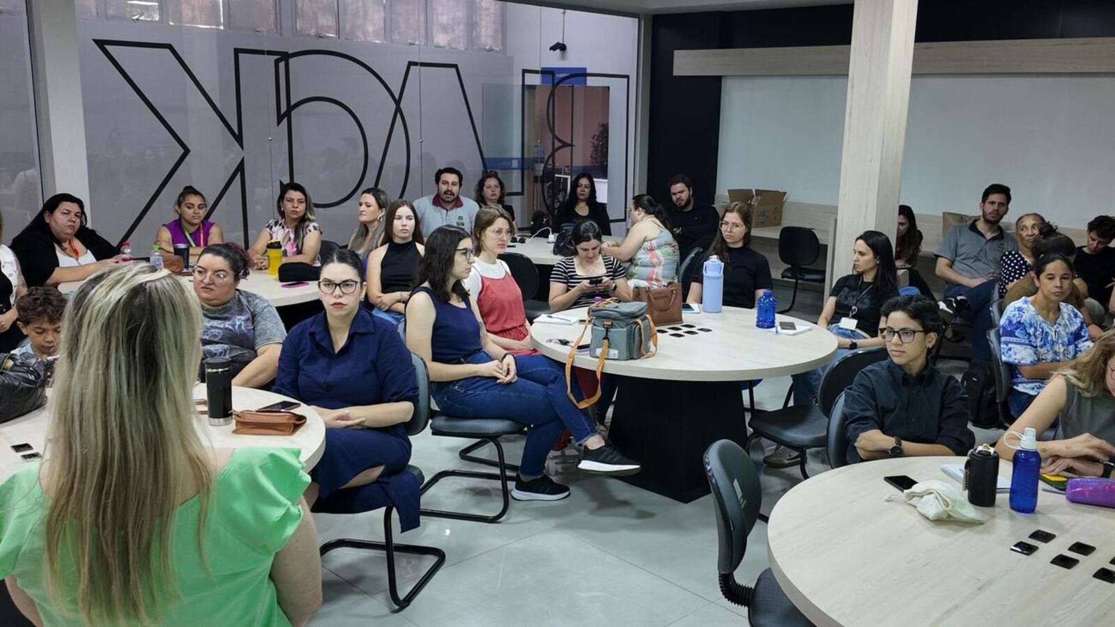 Nesta sexta-feira (5) a Secretaria Municipal de Assistência Social realizou uma capacitação para o aprimoramento dos serviços dos Centros de Referência Especializados de Assistência Social