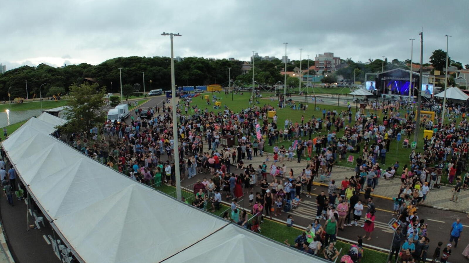 Mesmo sob chuva, população participou da programação que teve distribuição de bolo, shows nacionais e premiação do concurso de decoração natalina