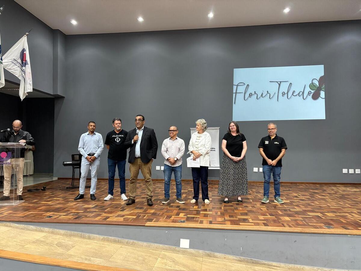 Cerimônia reuniu alunos, familiares, música, dança e poesia no auditório da Unioeste na noite desta terça-feira (16)