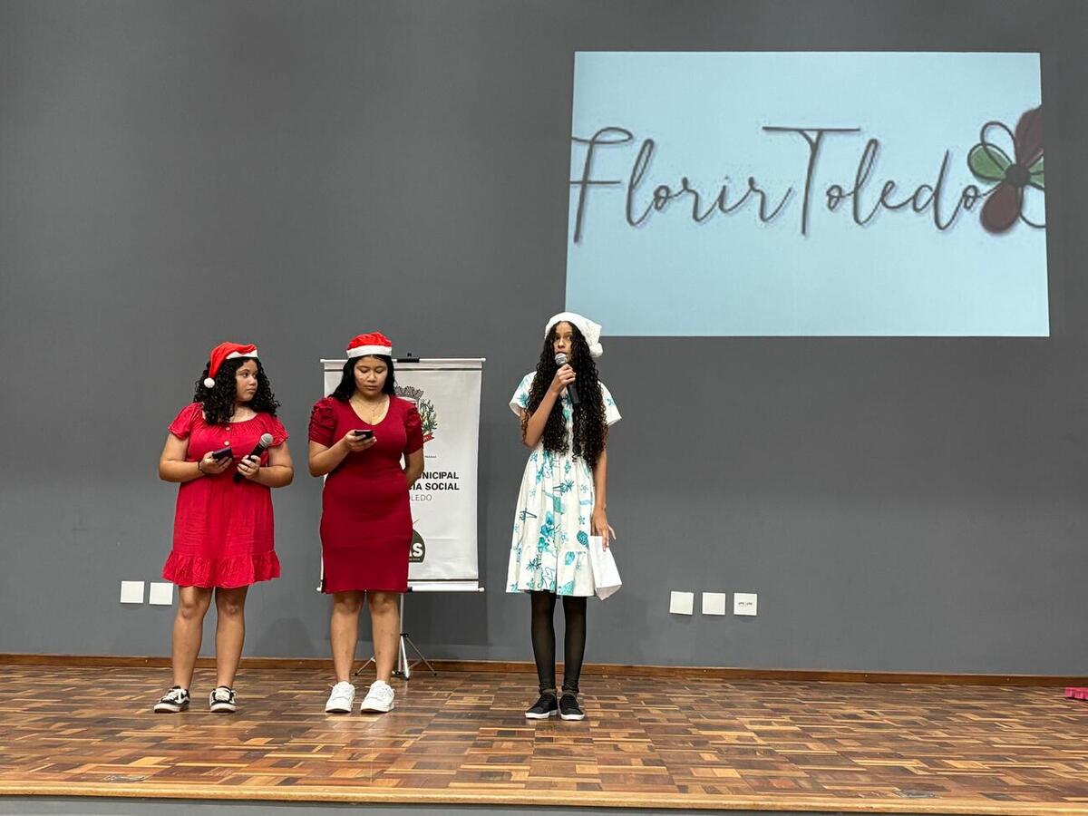 Cerimônia reuniu alunos, familiares, música, dança e poesia no auditório da Unioeste na noite desta terça-feira (16)
