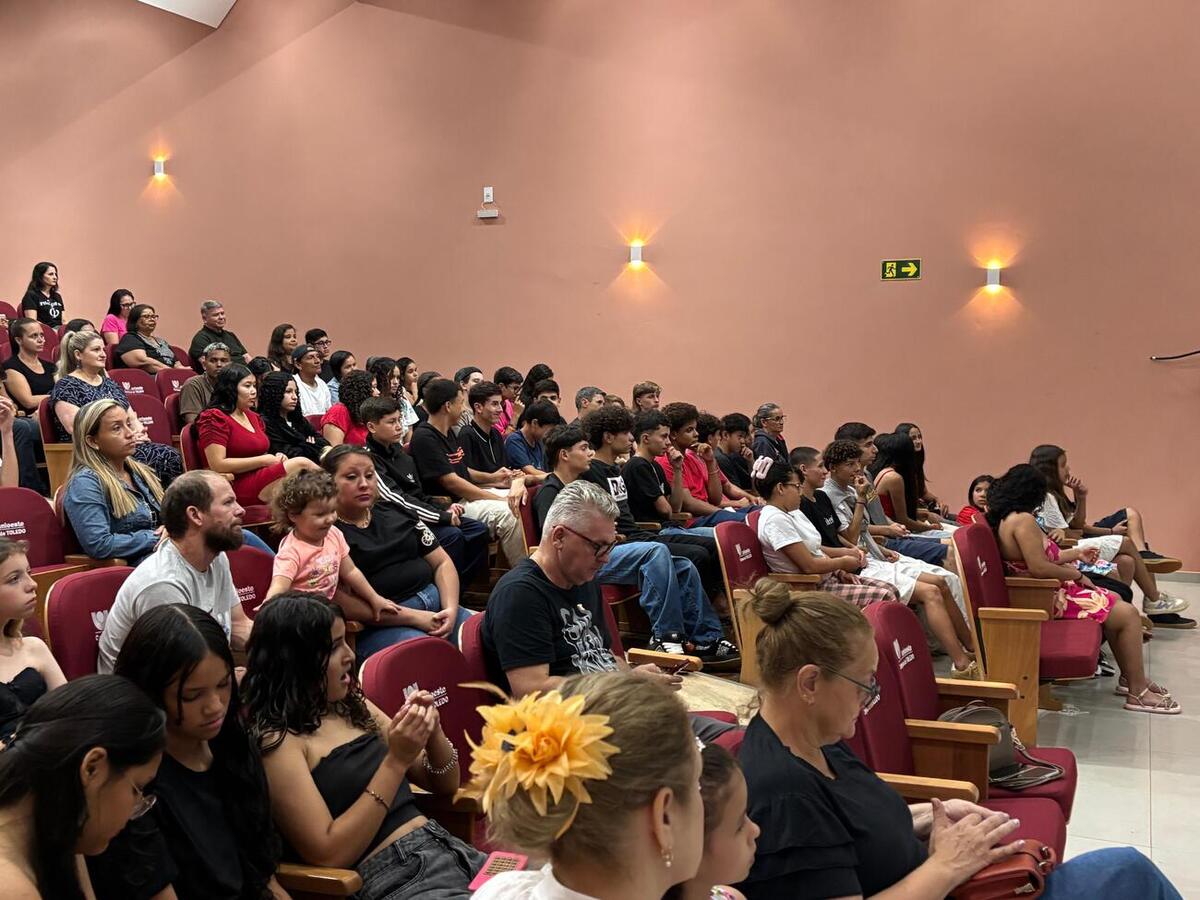 Cerimônia reuniu alunos, familiares, música, dança e poesia no auditório da Unioeste na noite desta terça-feira (16)