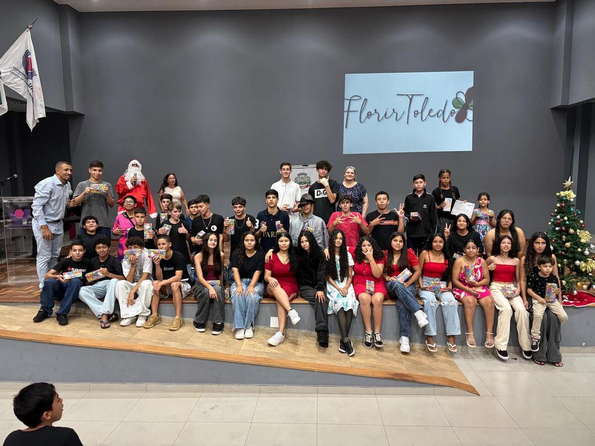 Cerimônia reuniu alunos, familiares, música, dança e poesia no auditório da Unioeste na noite desta terça-feira (16)