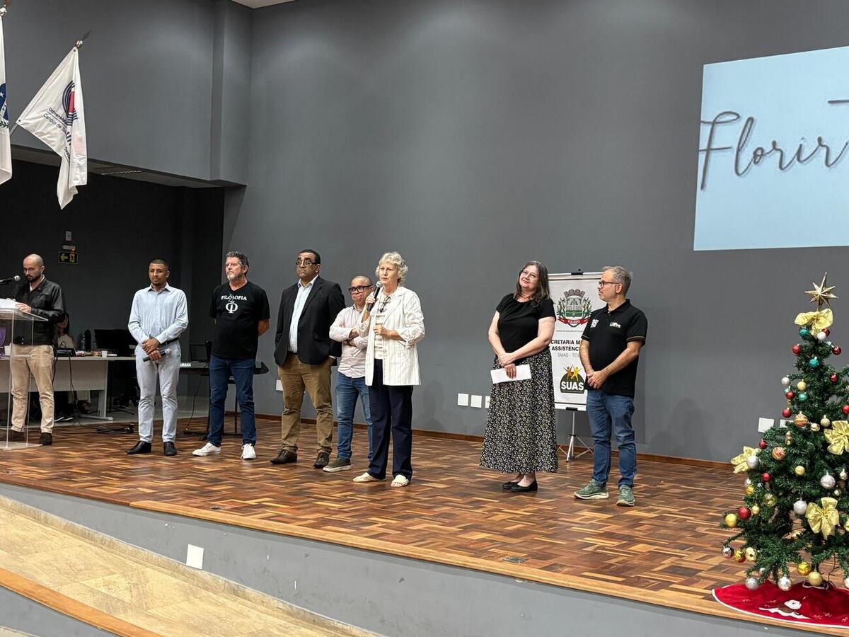Cerimônia reuniu alunos, familiares, música, dança e poesia no auditório da Unioeste na noite desta terça-feira (16)