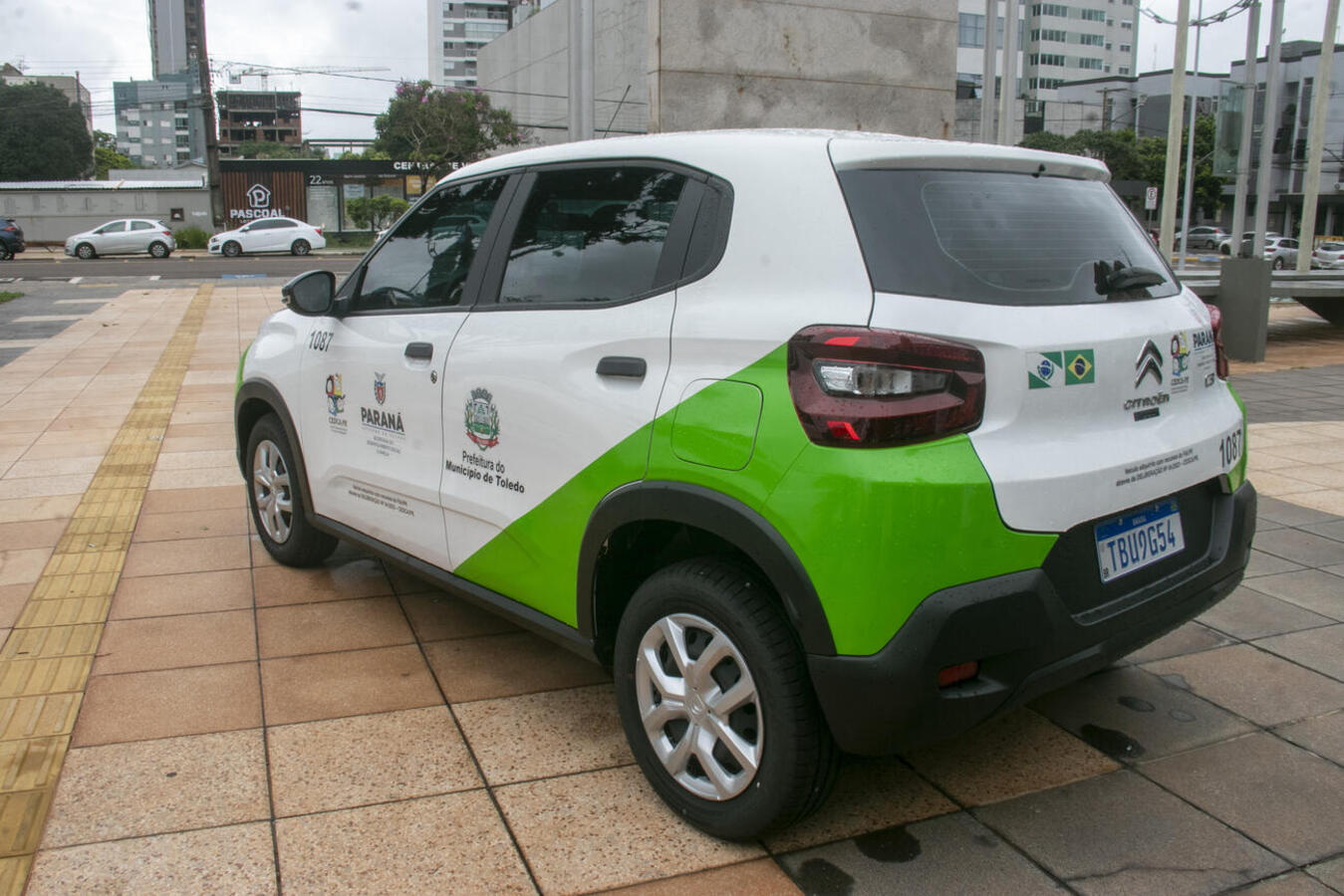 Nesta terça-feira (16), em frente ao Paço Municipal Alcides Donin a Prefeitura de Toledo realizou a entrega de um Citroen C3 e um Citroen C3 Aircross para a Secretaria de Assistência Social