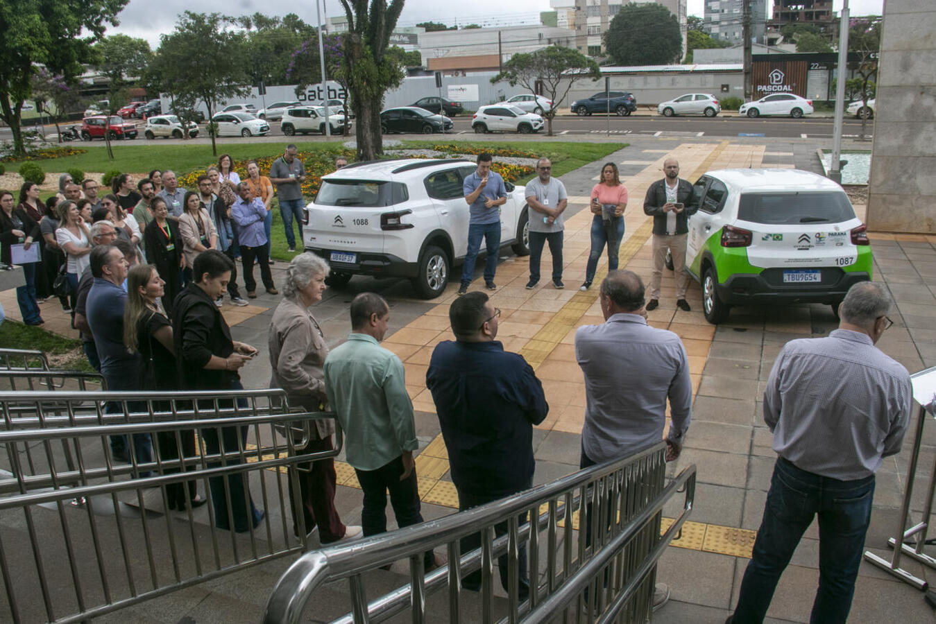 Nesta terça-feira (16), em frente ao Paço Municipal Alcides Donin a Prefeitura de Toledo realizou a entrega de um Citroen C3 e um Citroen C3 Aircross para a Secretaria de Assistência Social
