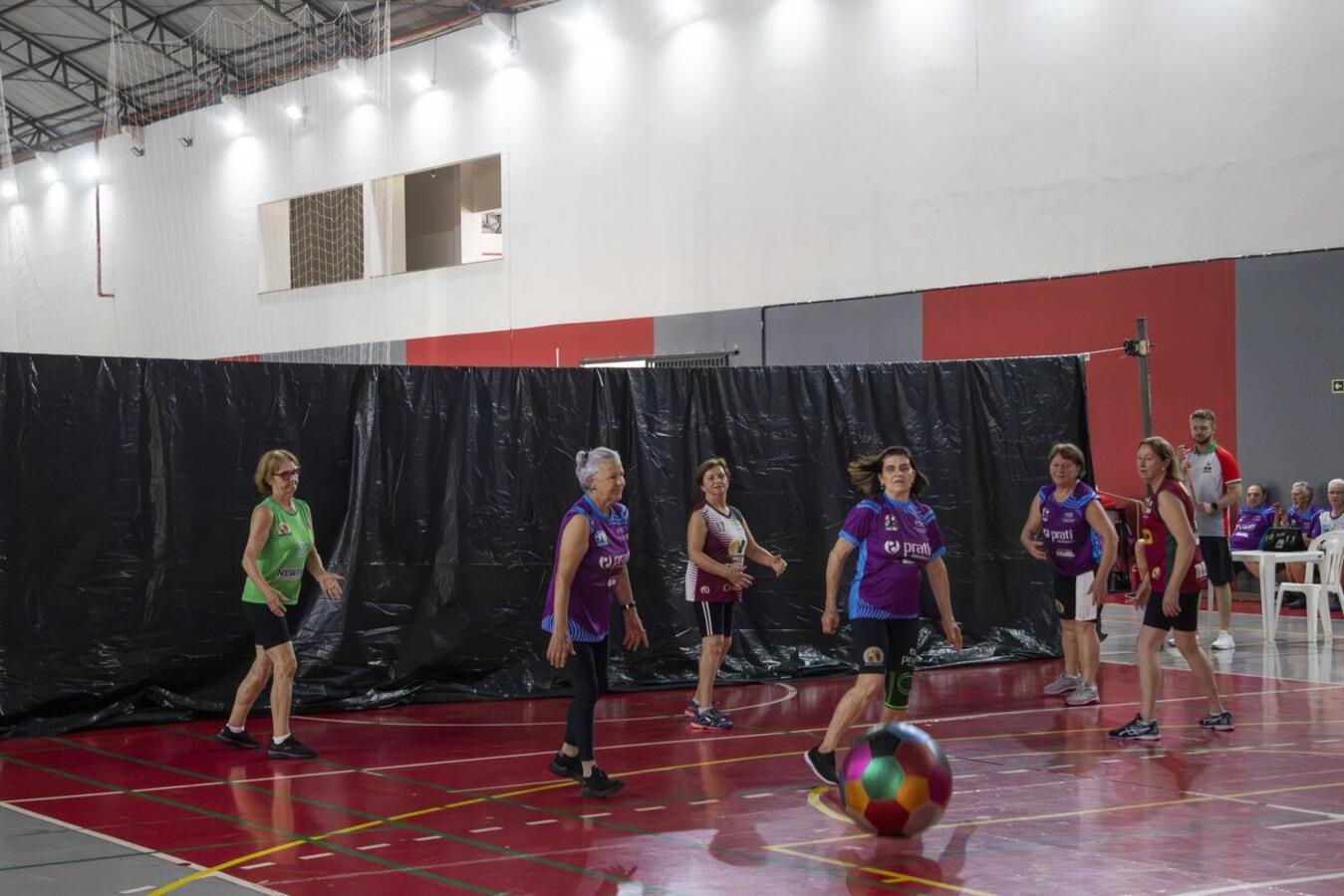 Nesta quarta-feira (3) cerca de 150 idosos participaram de um momento de inclusão e interação na Universidade Paranaense - Campus II de Toledo