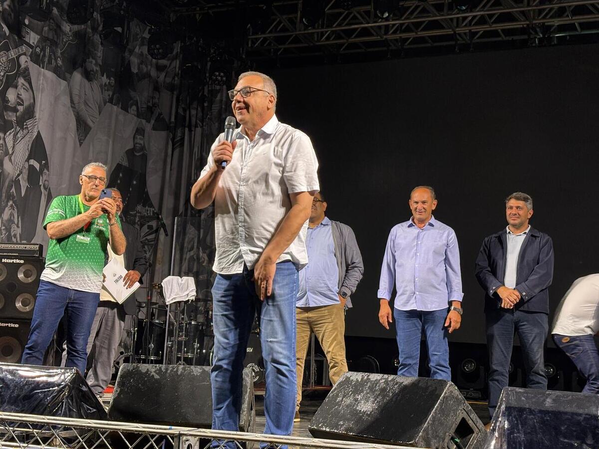 Mesmo sob chuva, população participou da programação que teve distribuição de bolo, shows nacionais e premiação do concurso de decoração natalina