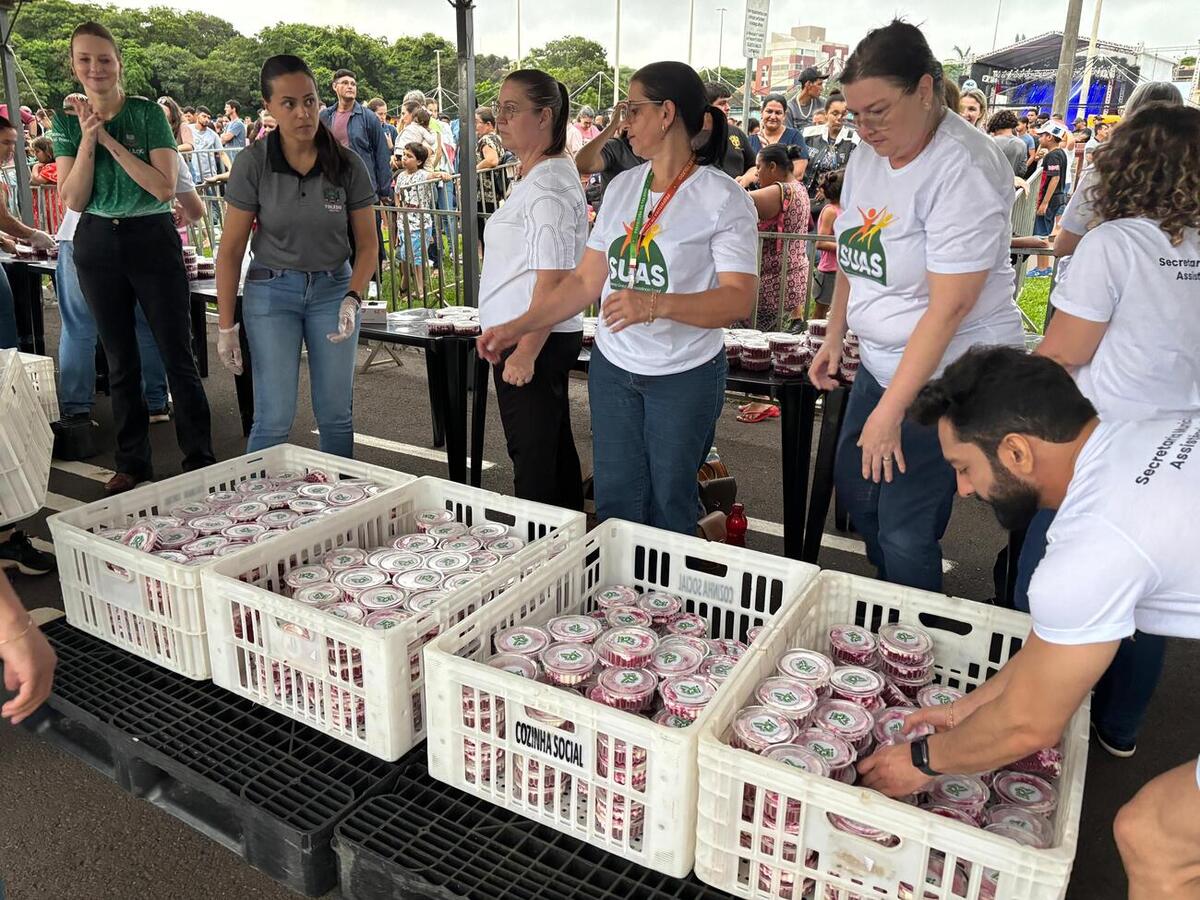 Mesmo sob chuva, população participou da programação que teve distribuição de bolo, shows nacionais e premiação do concurso de decoração natalina