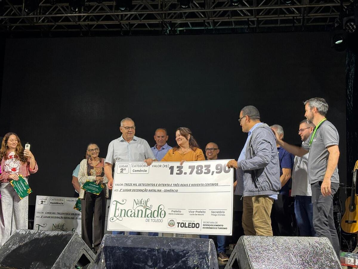 Mesmo sob chuva, população participou da programação que teve distribuição de bolo, shows nacionais e premiação do concurso de decoração natalina