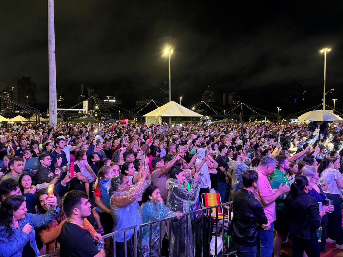 Mesmo sob chuva, população participou da programação que teve distribuição de bolo, shows nacionais e premiação do concurso de decoração natalina