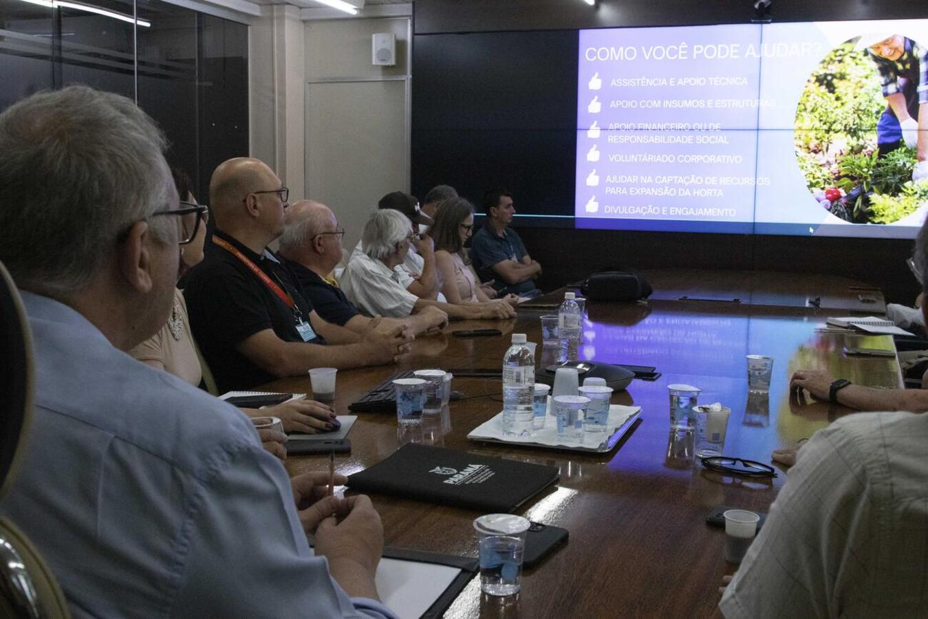A Prefeitura de Toledo apresentou, na manhã desta sexta-feira (5), o projeto Horta Agro Cidadão durante encontro na Sala de Reuniões do Gabinete do Prefeito. A iniciativa, conduzida pela equipe técnica da Secretaria Municipal de Agricultura e Proteína Animal (Smap), reúne órgãos públicos, entidades, instituições de ensino e empresas com o objetivo de ampliar a segurança alimentar, promover inclusão social e dar uso sustentável a terrenos públicos ociosos. De acordo com a diretora de Desenvolvimento Agropecu