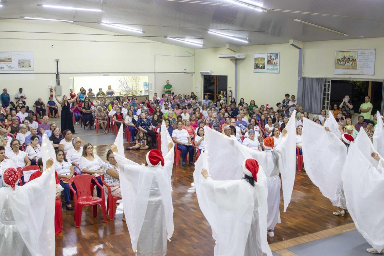 Na noite desta quarta-feira (10) o Centro de Revitalização da Terceira Idade (Certi) Dr. Wilson Carlos Kuhn e o Dr. Ernesto Dall’Oglio organizaram uma apresentação natalina para 450 pessoas presentes