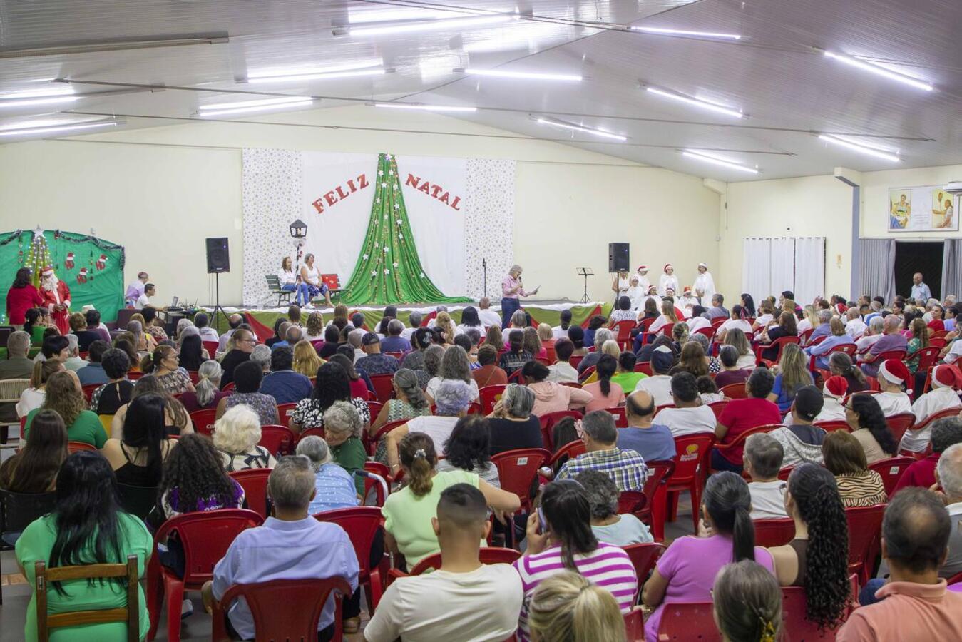 Na noite desta quarta-feira (10) o Centro de Revitalização da Terceira Idade (Certi) Dr. Wilson Carlos Kuhn e o Dr. Ernesto Dall’Oglio organizaram uma apresentação natalina para 450 pessoas presentes
