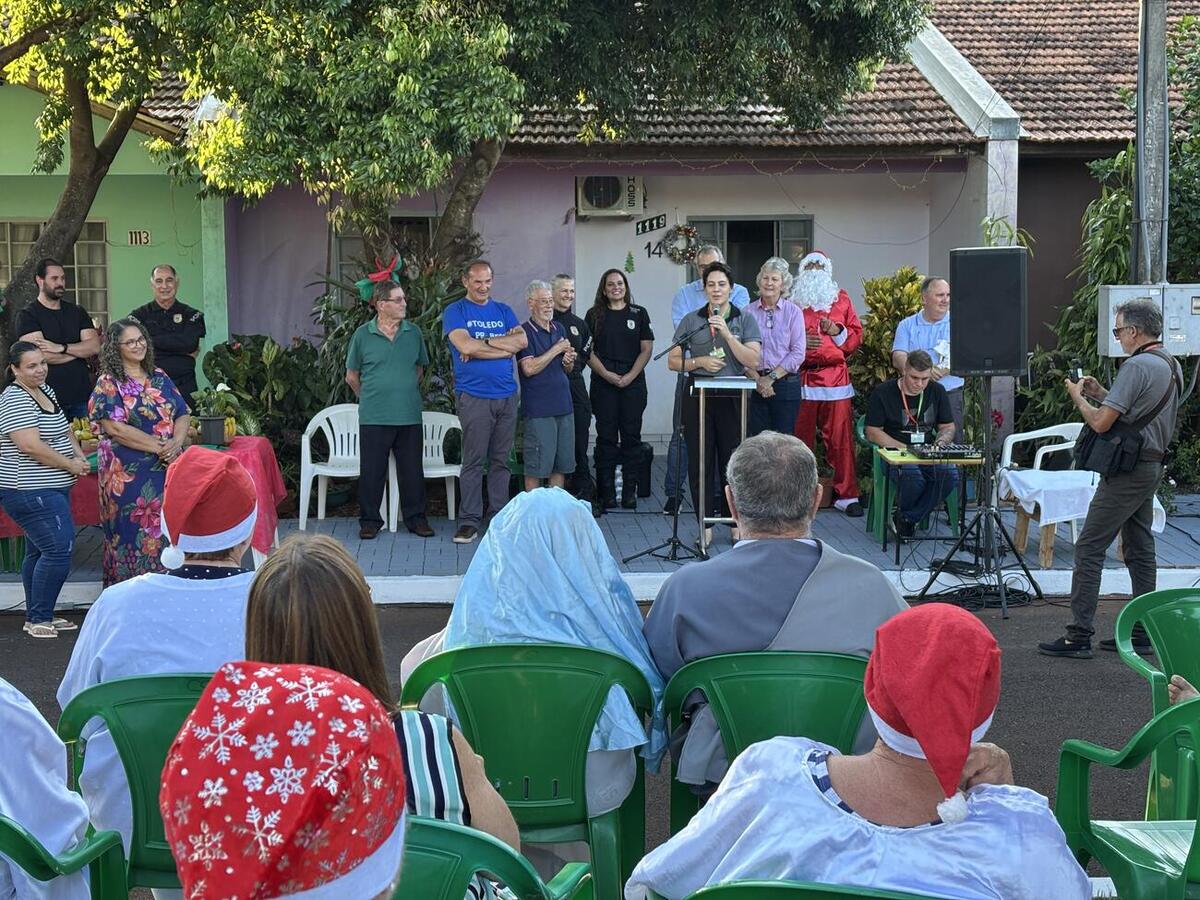 Programação reuniu, na última sexta-feira (5), apresentação teatral, bênção religiosa e entrega de cestas natalinas