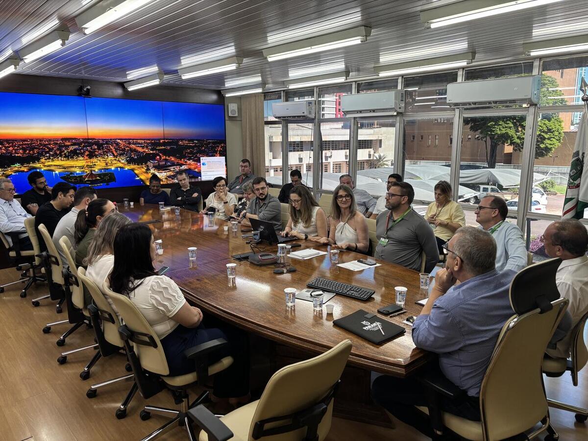 Ato, realizado na manhã desta quinta-feira (18), na Sala de Reuniões do Gabinete do Prefeito, oficializa ingresso de 11 novos conselheiros (5 titulares e 6 suplentes)
