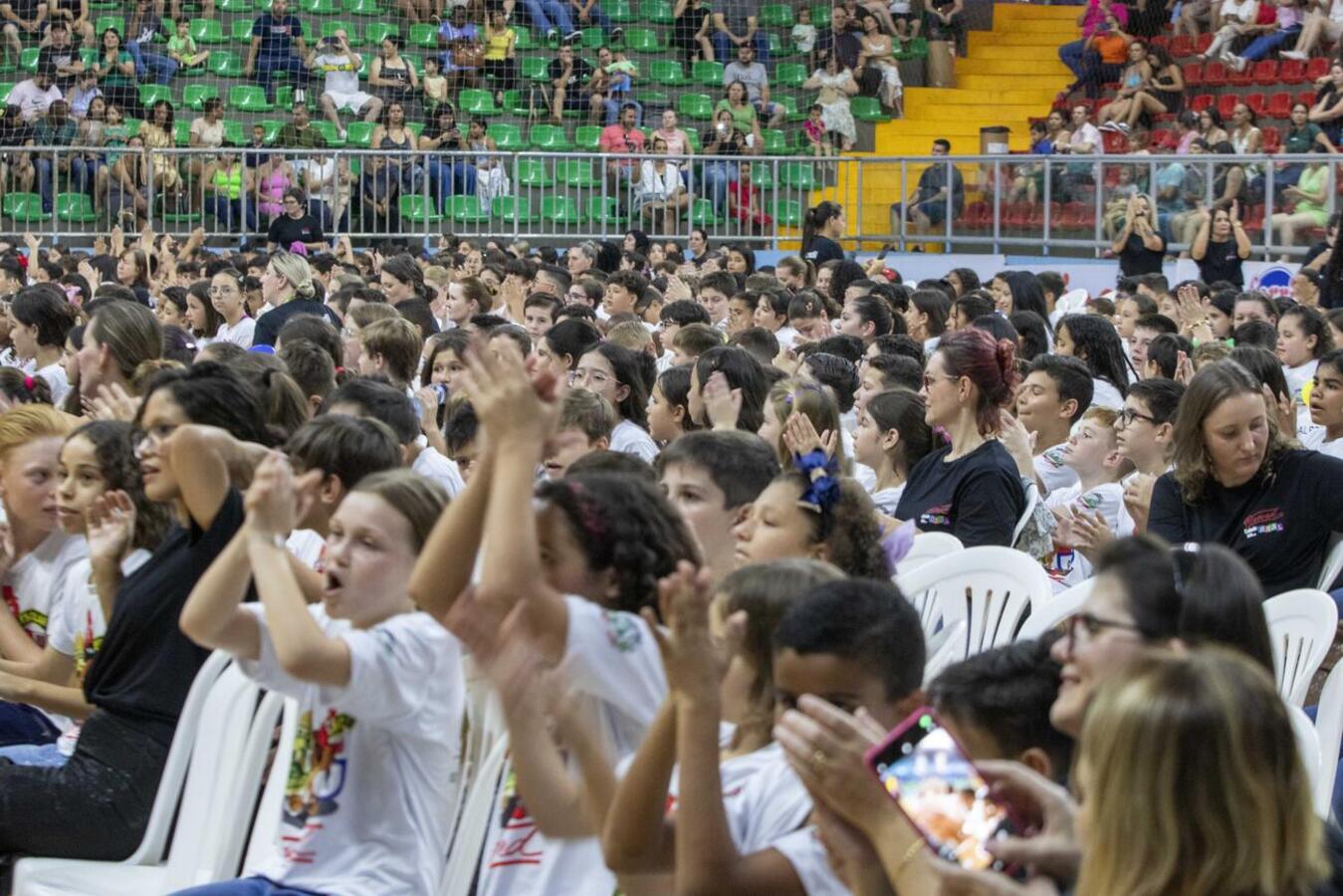 Neste sábado (29) o Ginásio de Esportes Alcides Pan foi palco da formatura da 46ª turma do Programa Educacional de Resistência às Drogas e à Violência (Proerd)
