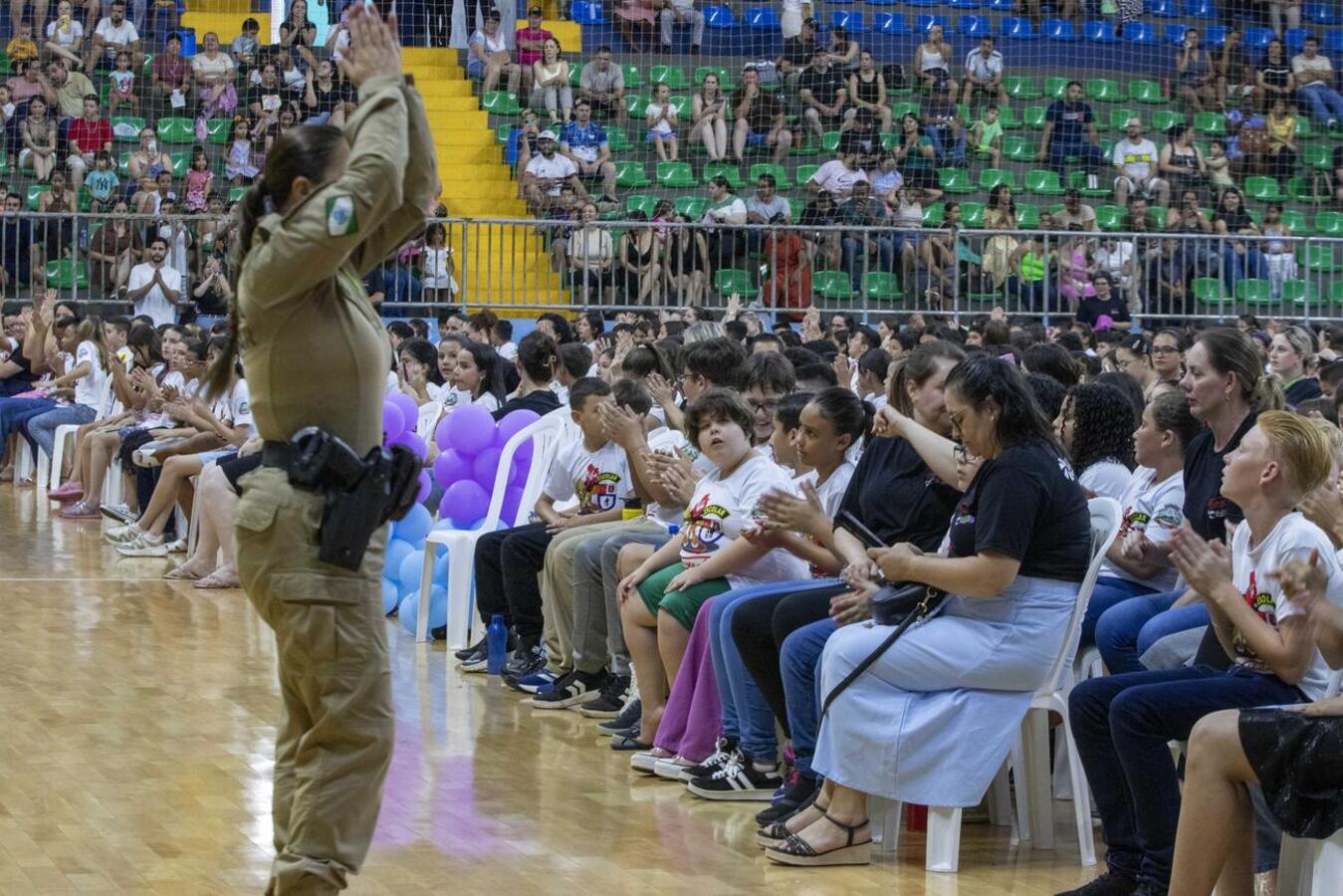 Neste sábado (29) o Ginásio de Esportes Alcides Pan foi palco da formatura da 46ª turma do Programa Educacional de Resistência às Drogas e à Violência (Proerd)