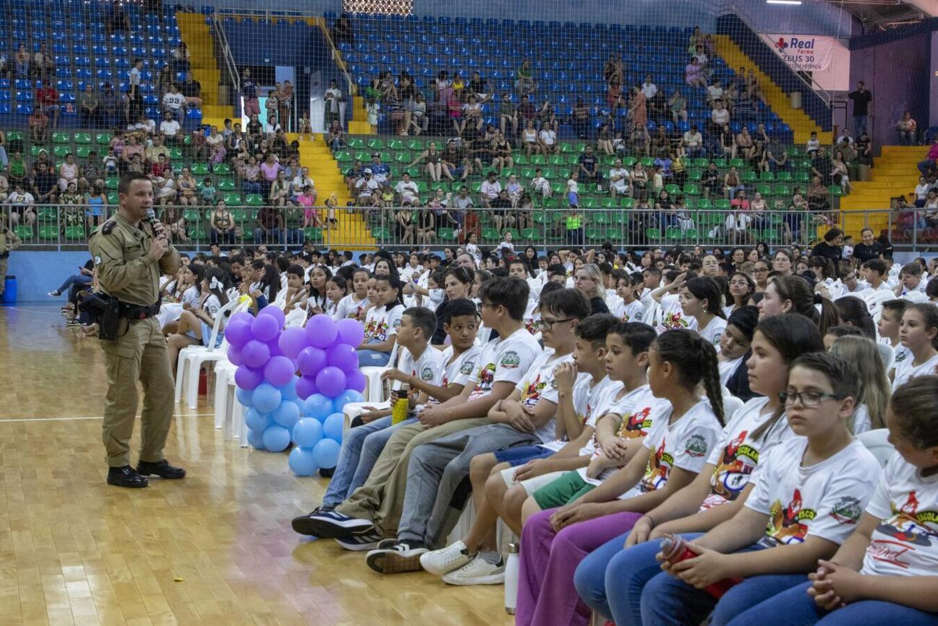 Neste sábado (29) o Ginásio de Esportes Alcides Pan foi palco da formatura da 46ª turma do Programa Educacional de Resistência às Drogas e à Violência (Proerd)