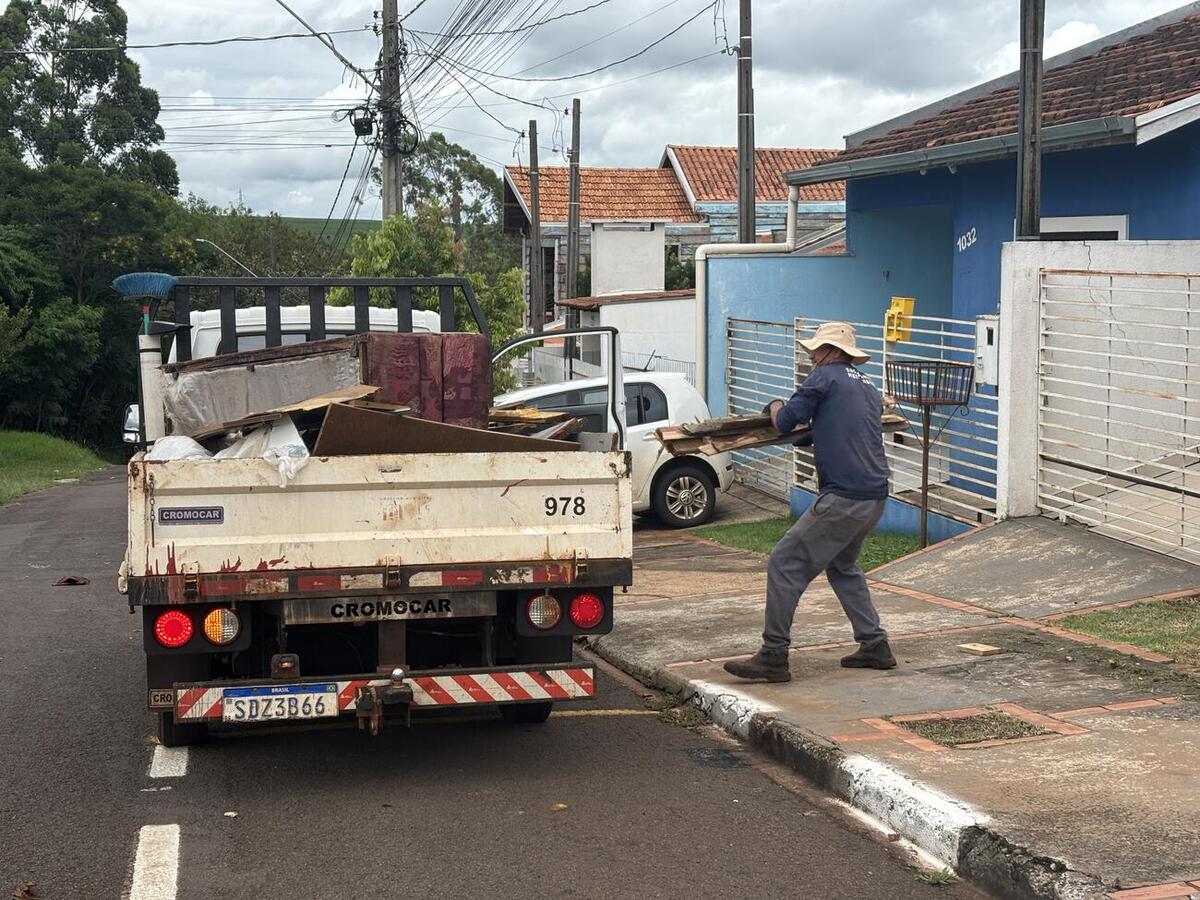 Ação da Secretaria do Meio Ambiente retirou, nesta terça-feira (16), mais de 15 cargas de lixo descartado irregularmente nas vias públicas