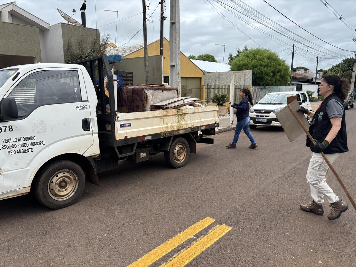 Ação da Secretaria do Meio Ambiente retirou, nesta terça-feira (16), mais de 15 cargas de lixo descartado irregularmente nas vias públicas