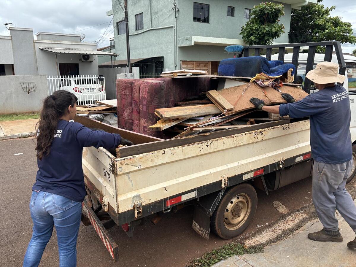 Ação da Secretaria do Meio Ambiente retirou, nesta terça-feira (16), mais de 15 cargas de lixo descartado irregularmente nas vias públicas