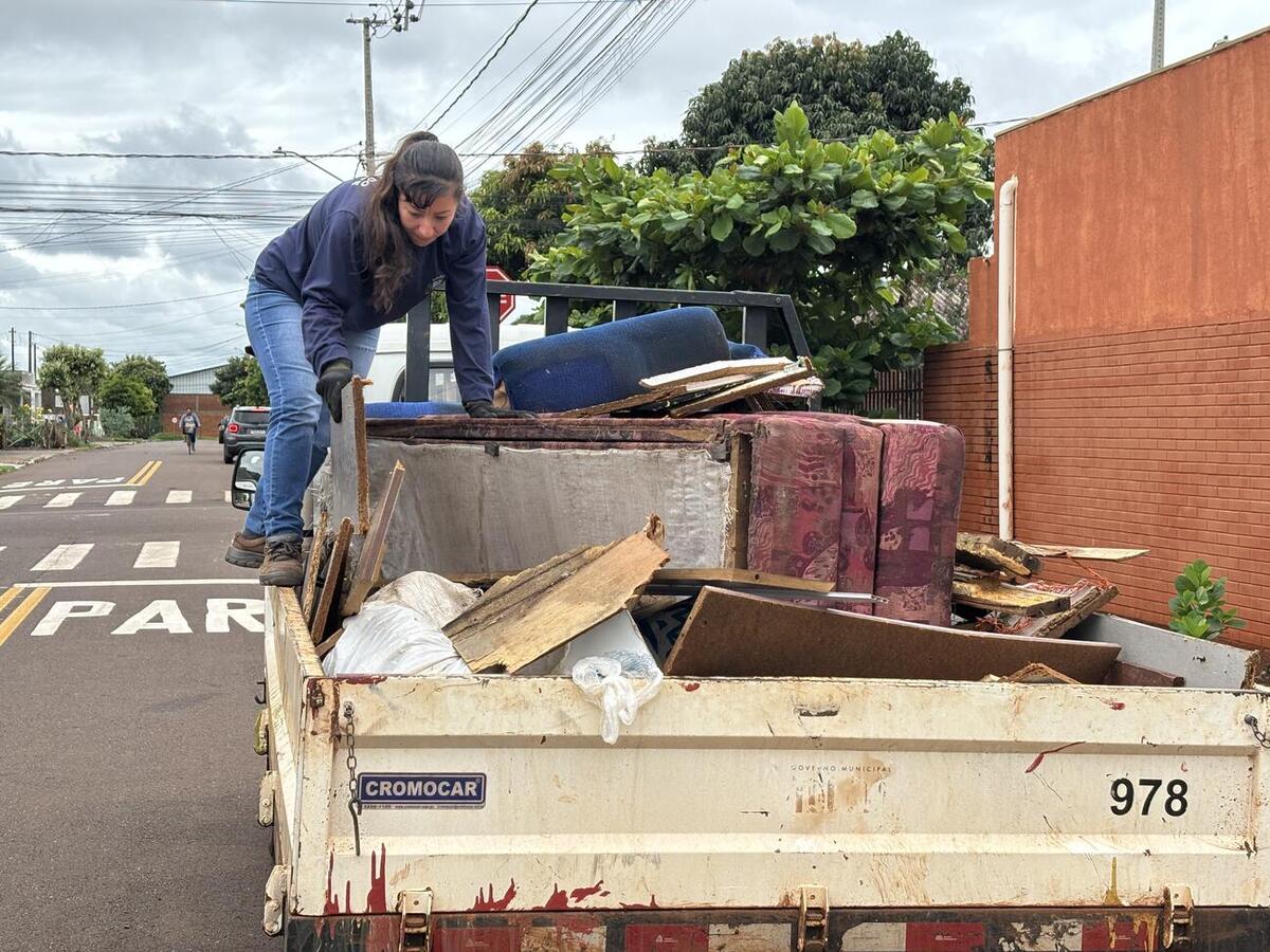 Ação da Secretaria do Meio Ambiente retirou, nesta terça-feira (16), mais de 15 cargas de lixo descartado irregularmente nas vias públicas