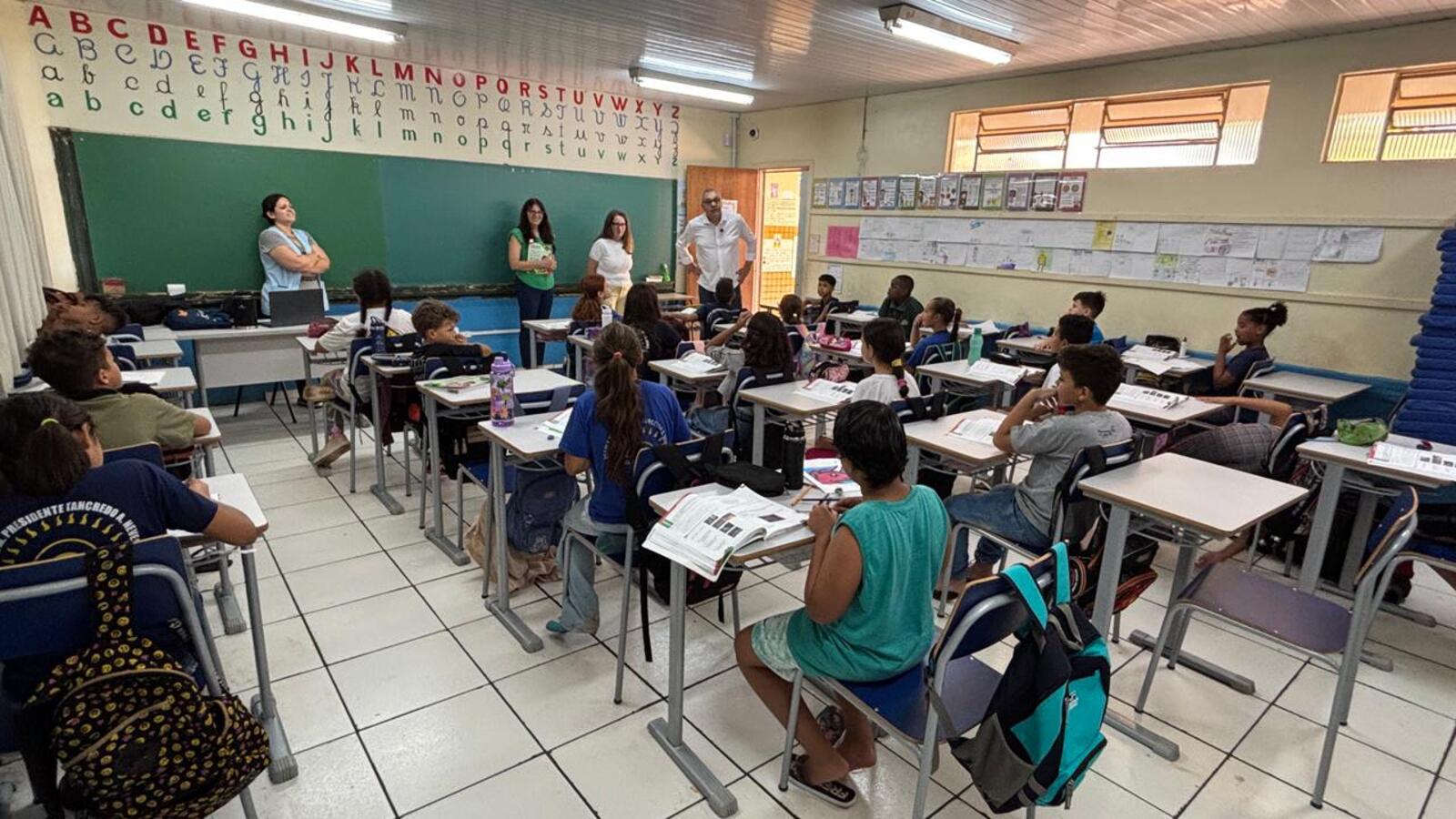 Prefeito Mario Costenaro visitou a Escola Municipal Presidente Tancredo de Almeida Neves