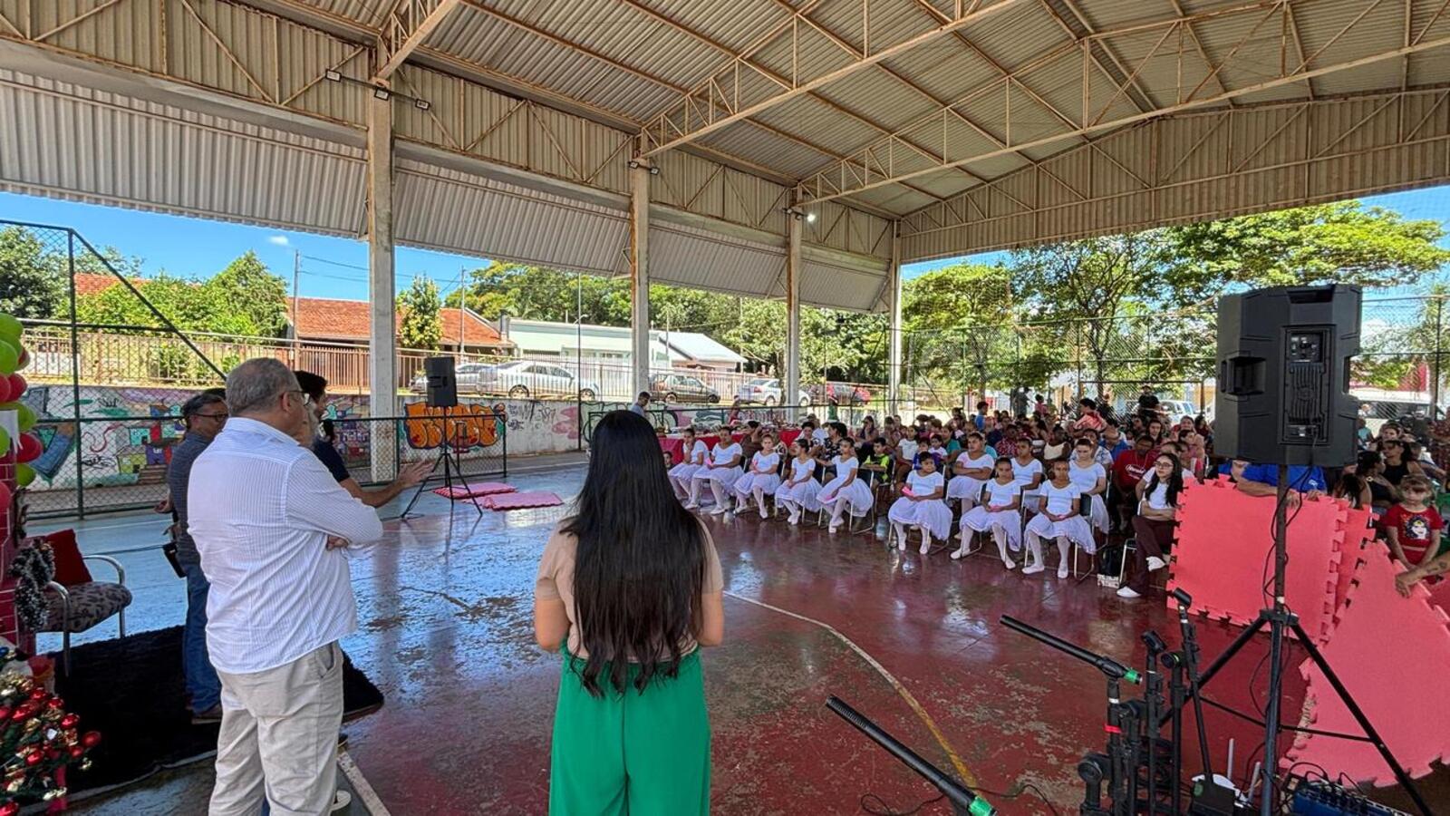 Apresentações artísticas e culturais, Papai Noel e lanche comunitário foram algumas das atrações da festa de encerramento das atividades em 2025