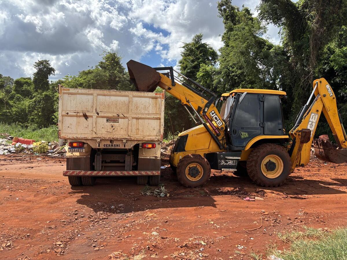 Limpeza em via pública ocorreu nesta segunda-feira (5), com atuação conjunta das secretarias do Meio Ambiente e de Infraestrutura Rural e Urbana e de Serviços Públicos