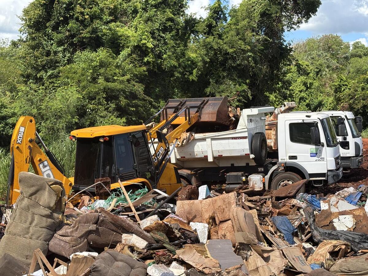 Limpeza em via pública ocorreu nesta segunda-feira (5), com atuação conjunta das secretarias do Meio Ambiente e de Infraestrutura Rural e Urbana e de Serviços Públicos