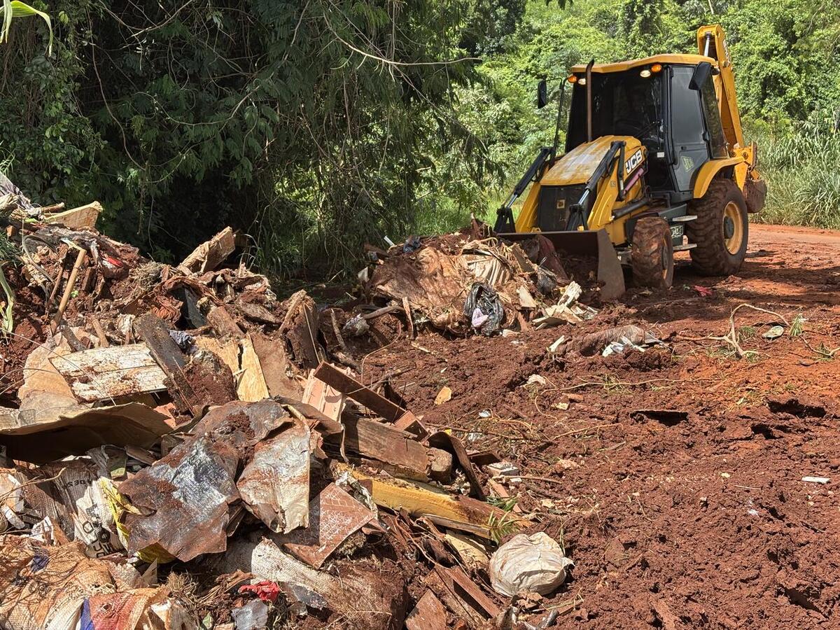 Limpeza em via pública ocorreu nesta segunda-feira (5), com atuação conjunta das secretarias do Meio Ambiente e de Infraestrutura Rural e Urbana e de Serviços Públicos