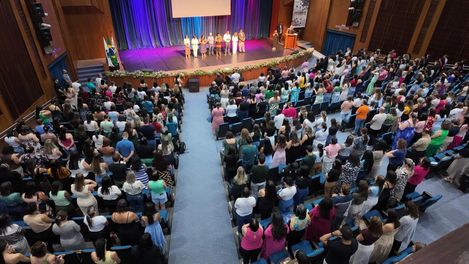 Palestras e apresentações culturais foram realizadas nesta quinta (29) com cerca de 2.400 servidores no Teatro Municipal e no Centro de Eventos Deziré Refosco