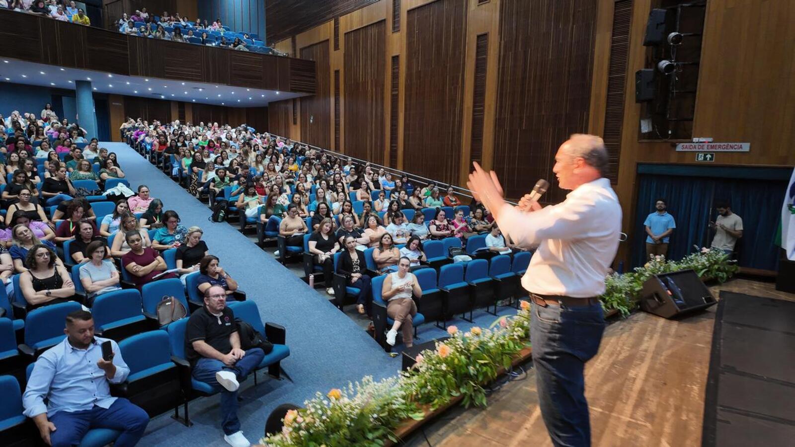 Palestras e apresentações culturais foram realizadas nesta quinta (29) com cerca de 2.400 servidores no Teatro Municipal e no Centro de Eventos Deziré Refosco