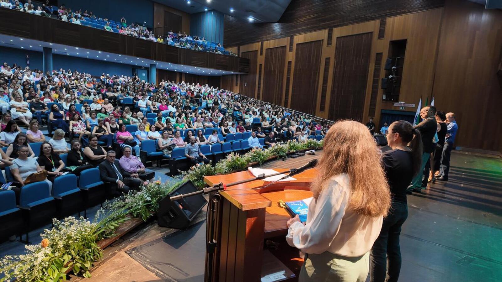 Palestras e apresentações culturais foram realizadas nesta quinta (29) com cerca de 2.400 servidores no Teatro Municipal e no Centro de Eventos Deziré Refosco