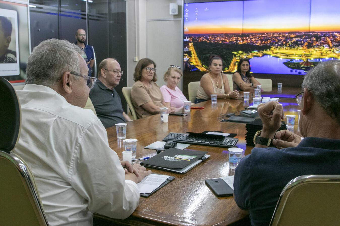 Cerimônia nesta quinta (22), no Gabinete do Prefeito, reuniu familiares e marcou reconhecimento a 10 colaboradoras de vários setores da administração municipal