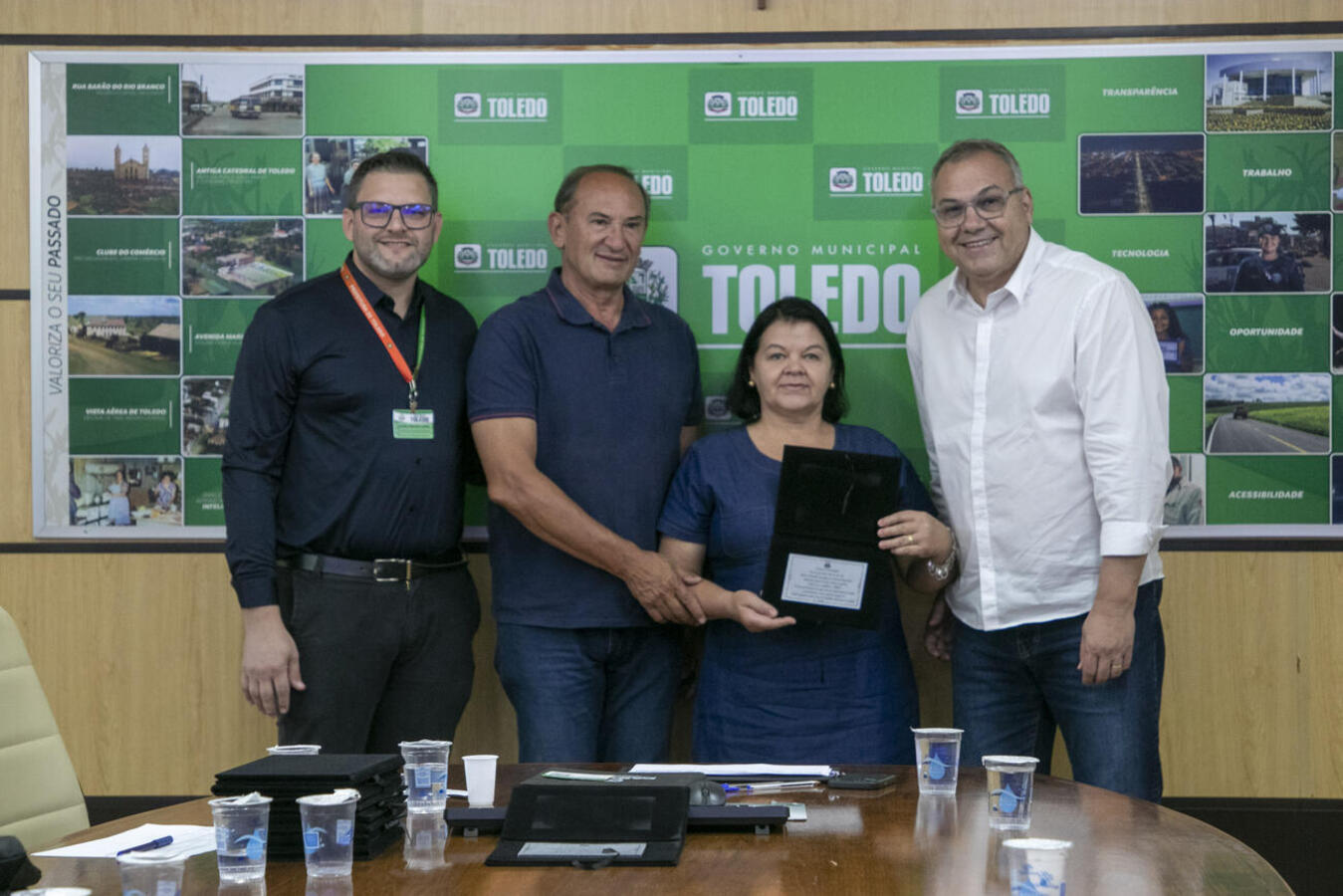 Cerimônia nesta quinta (22), no Gabinete do Prefeito, reuniu familiares e marcou reconhecimento a 10 colaboradoras de vários setores da administração municipal