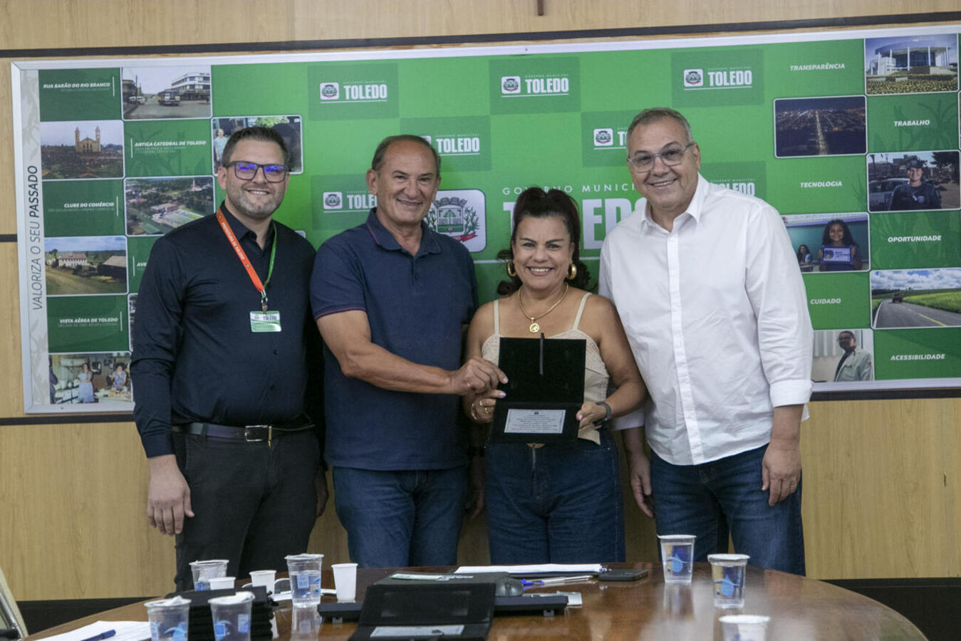 Cerimônia nesta quinta (22), no Gabinete do Prefeito, reuniu familiares e marcou reconhecimento a 10 colaboradoras de vários setores da administração municipal