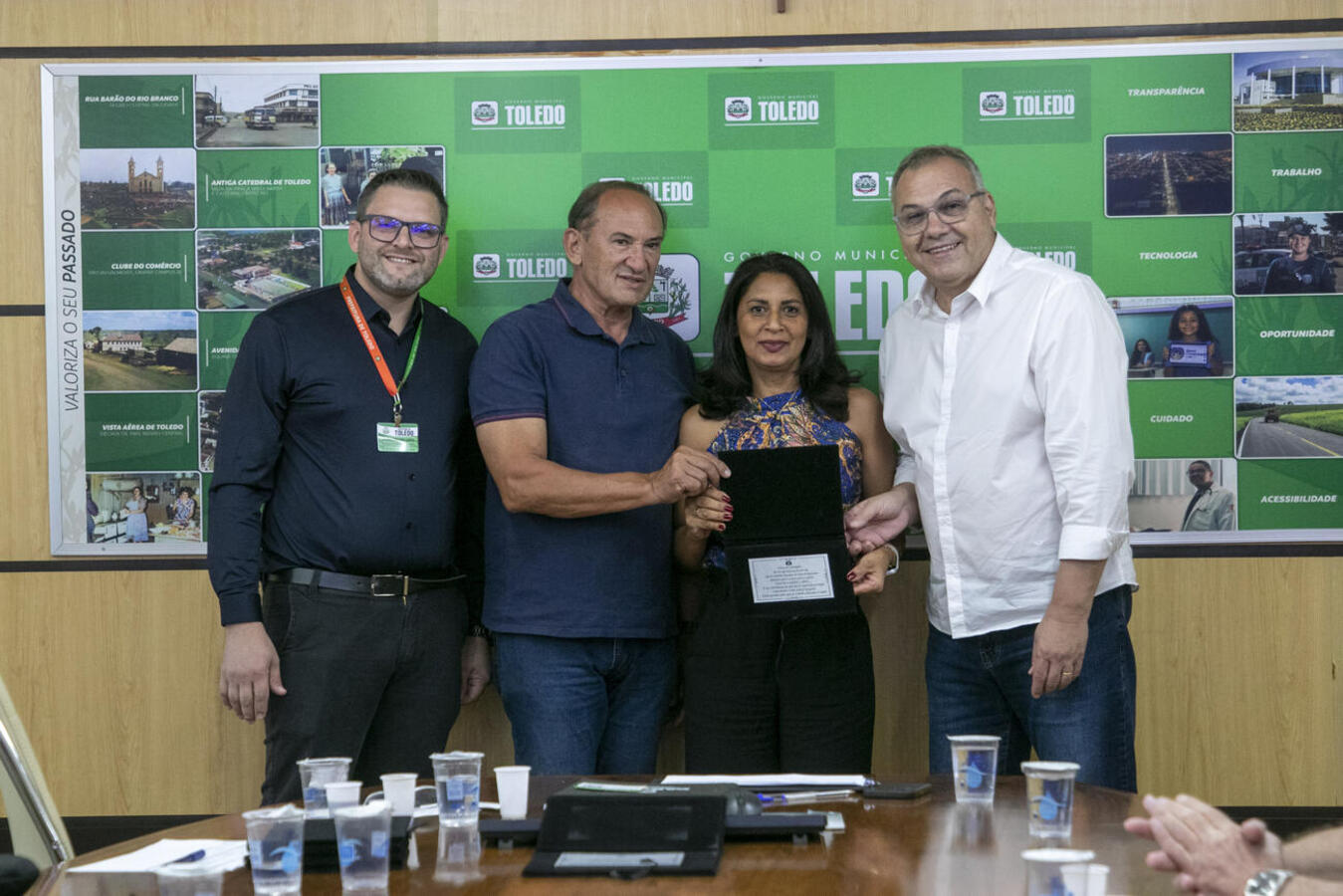 Cerimônia nesta quinta (22), no Gabinete do Prefeito, reuniu familiares e marcou reconhecimento a 10 colaboradoras de vários setores da administração municipal