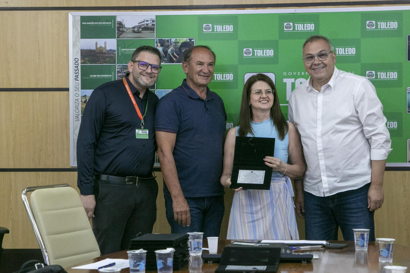 Cerimônia nesta quinta (22), no Gabinete do Prefeito, reuniu familiares e marcou reconhecimento a 10 colaboradoras de vários setores da administração municipal