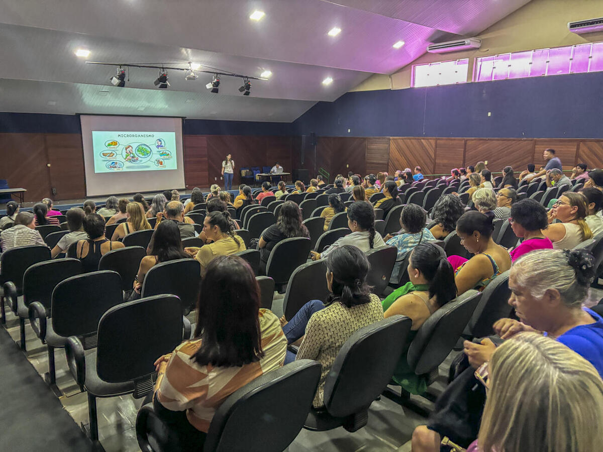 A Cozinha Social realizou, nesta quarta-feira (28), uma capacitação com 90 servidores, a fim de orientá-los sobre as boas práticas de manipulação de alimentos