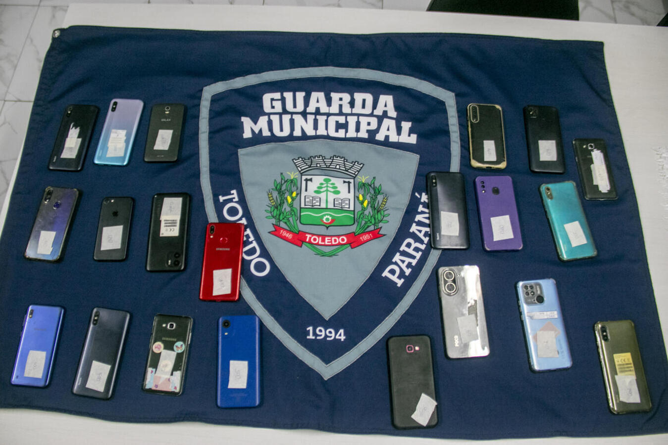 A Guarda Municipal de Toledo recolheu 22 celulares esquecidos no transporte público do município e aguardam donos retirarem na sede da instituição