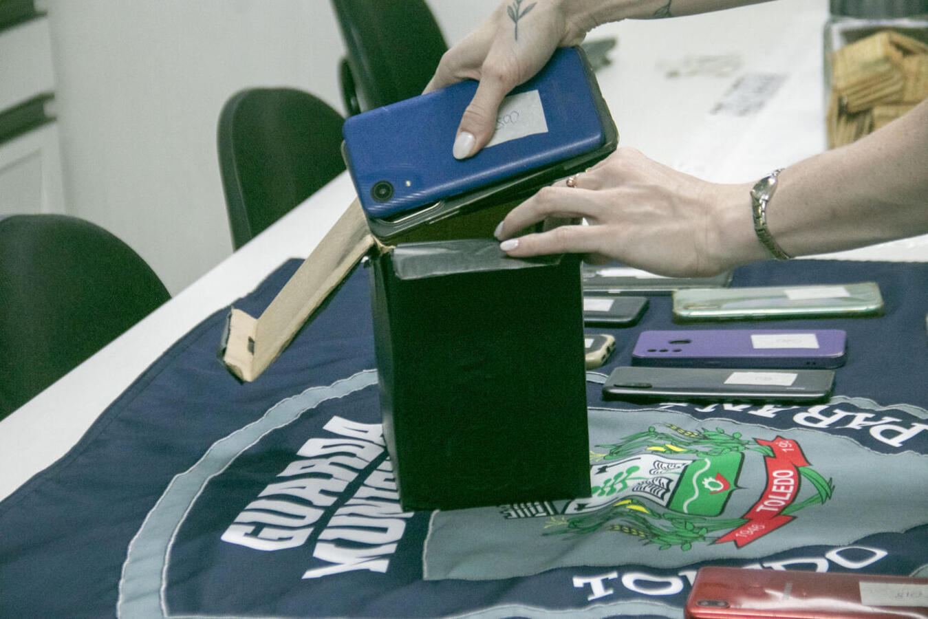 A Guarda Municipal de Toledo recolheu 22 celulares esquecidos no transporte público do município e aguardam donos retirarem na sede da instituição