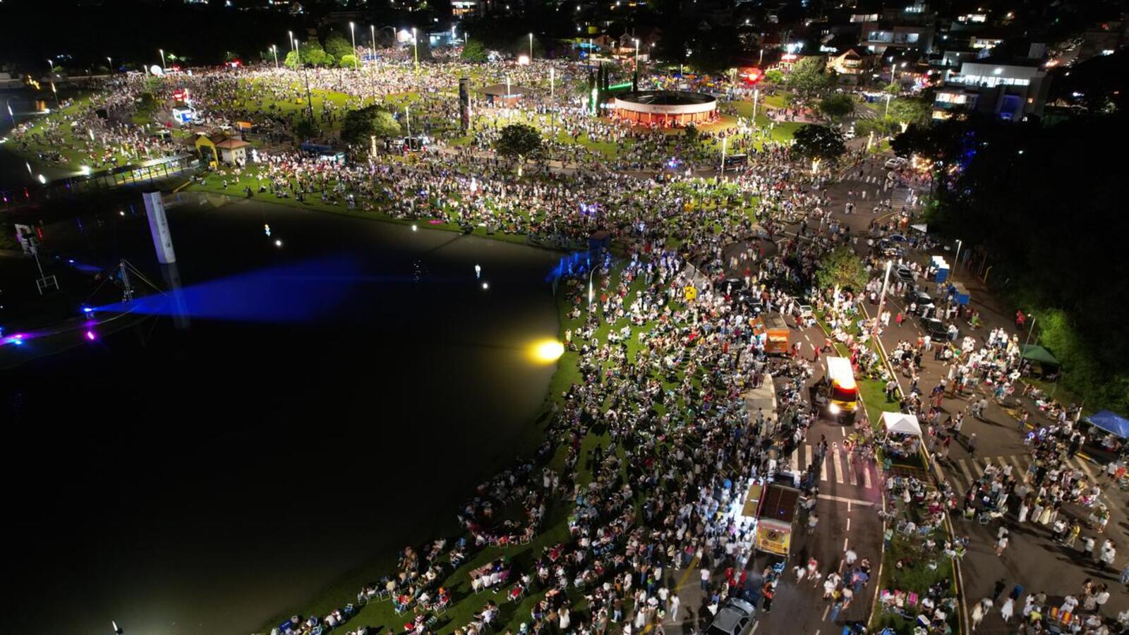 Show pirotécnico de 15 minutos marcou a chegada de 2026 em Toledo, com estrutura especial e atuação integrada de equipes municipais e forças de segurança