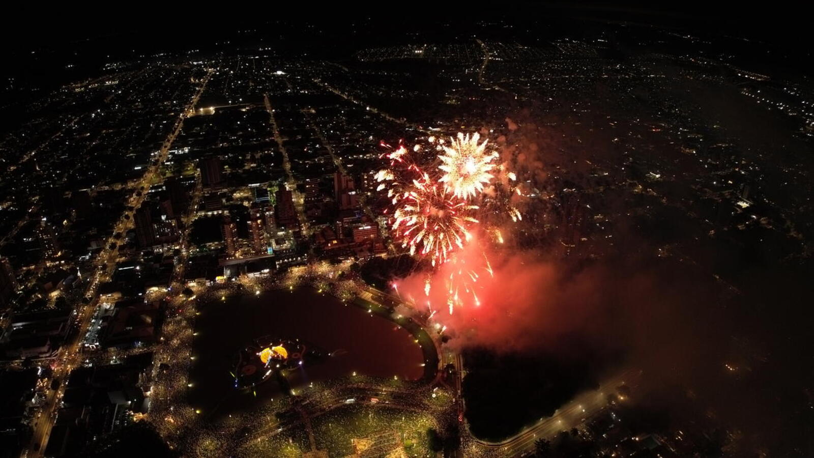 Show pirotécnico de 15 minutos marcou a chegada de 2026 em Toledo, com estrutura especial e atuação integrada de equipes municipais e forças de segurança