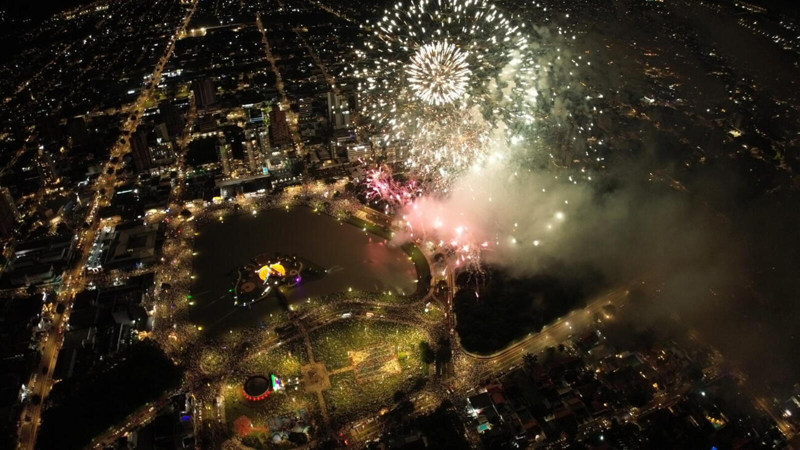 Show pirotécnico de 15 minutos marcou a chegada de 2026 em Toledo, com estrutura especial e atuação integrada de equipes municipais e forças de segurança