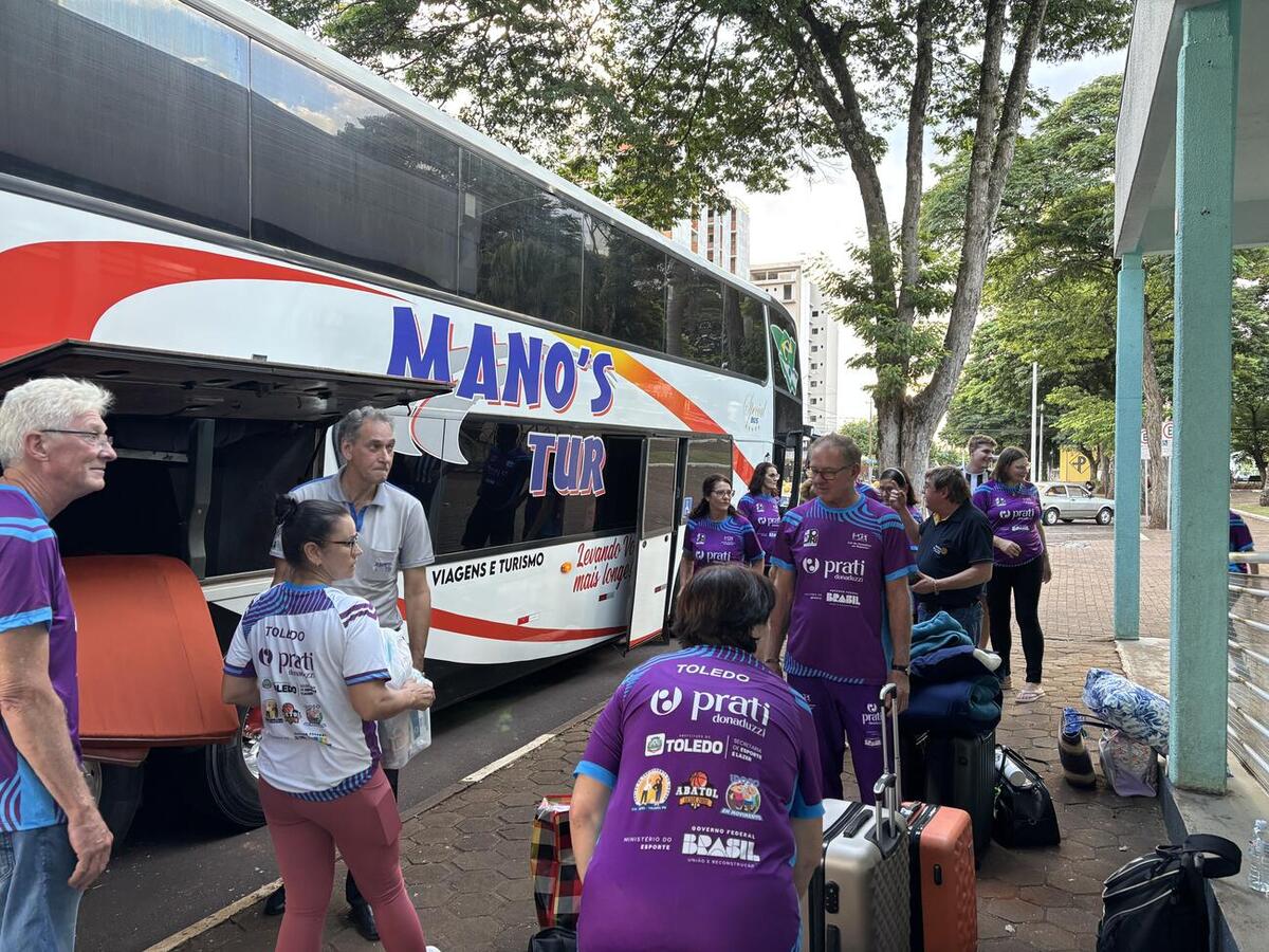Atletas do Centro de Treinamento para Idosos (CTI) embarcaram nesta segunda-feira (26) para a cidade de Sorriso, no Mato Grosso, onde irão disputar o Campeonato Nacional de Vôlei Adaptado