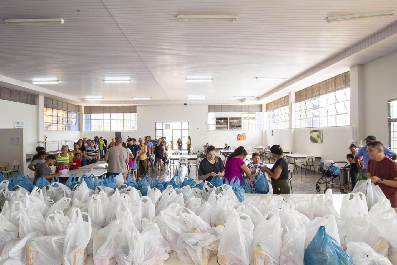 Cestas com mais de 20 quilos foram entregues a aproximadamente 210 famílias do território da Grande Pioneiro, atendido pelo Cras I