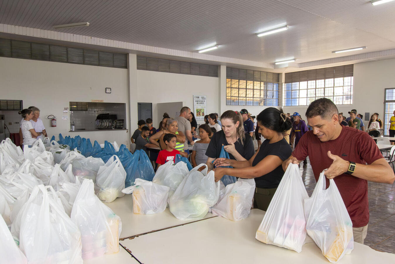 Cestas com mais de 20 quilos foram entregues a aproximadamente 210 famílias do território da Grande Pioneiro, atendido pelo Cras I