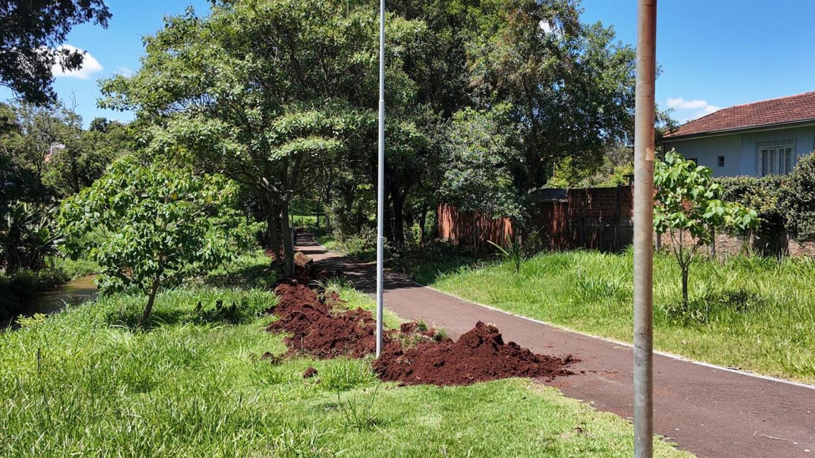 A Secretaria de Infraestrutura Rural e Urbana está reinstalando o cabeamento de energia furtado há seis anos do Parque Vale dos Ipês, na Vila Paulista