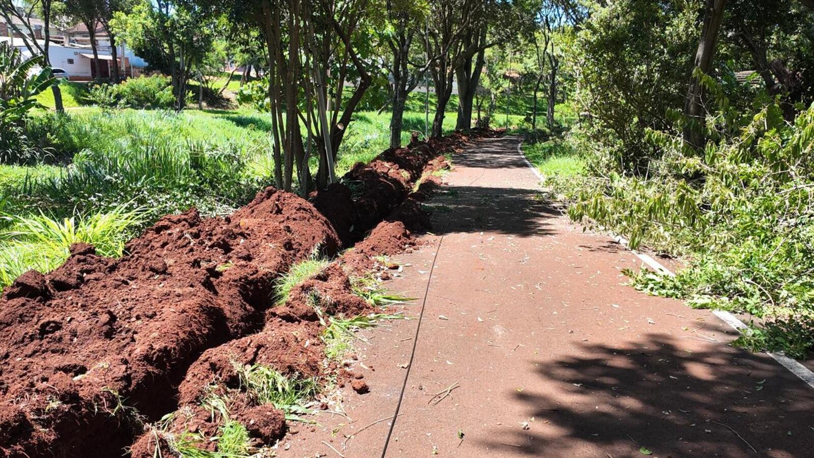 A Secretaria de Infraestrutura Rural e Urbana está reinstalando o cabeamento de energia furtado há seis anos do Parque Vale dos Ipês, na Vila Paulista